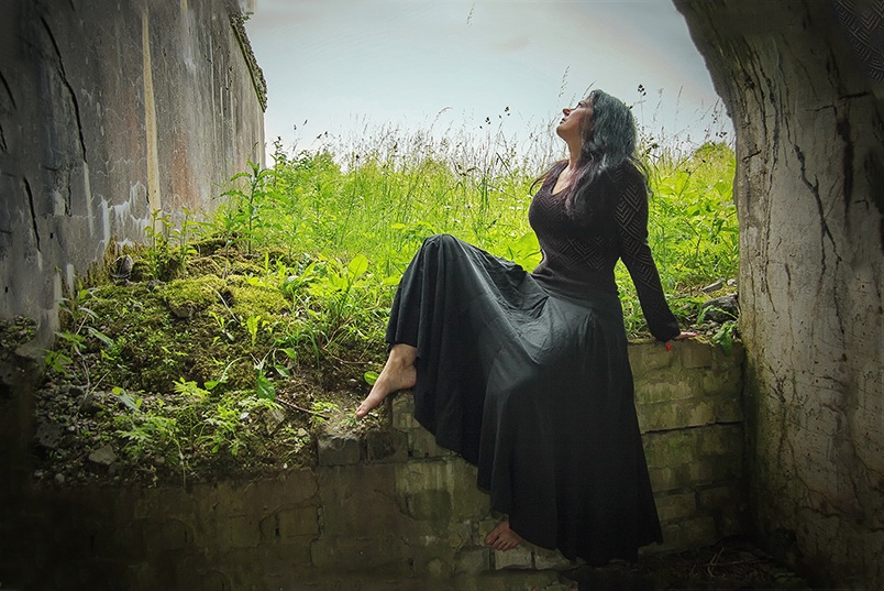 Mergina ilga juoda suknele Kauno fortuose