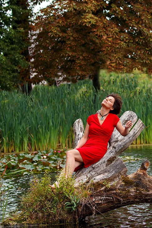 Kadras iš fotosesijos: mergina raudona suknele, A shot from a photo shoot: a girl in a red dress